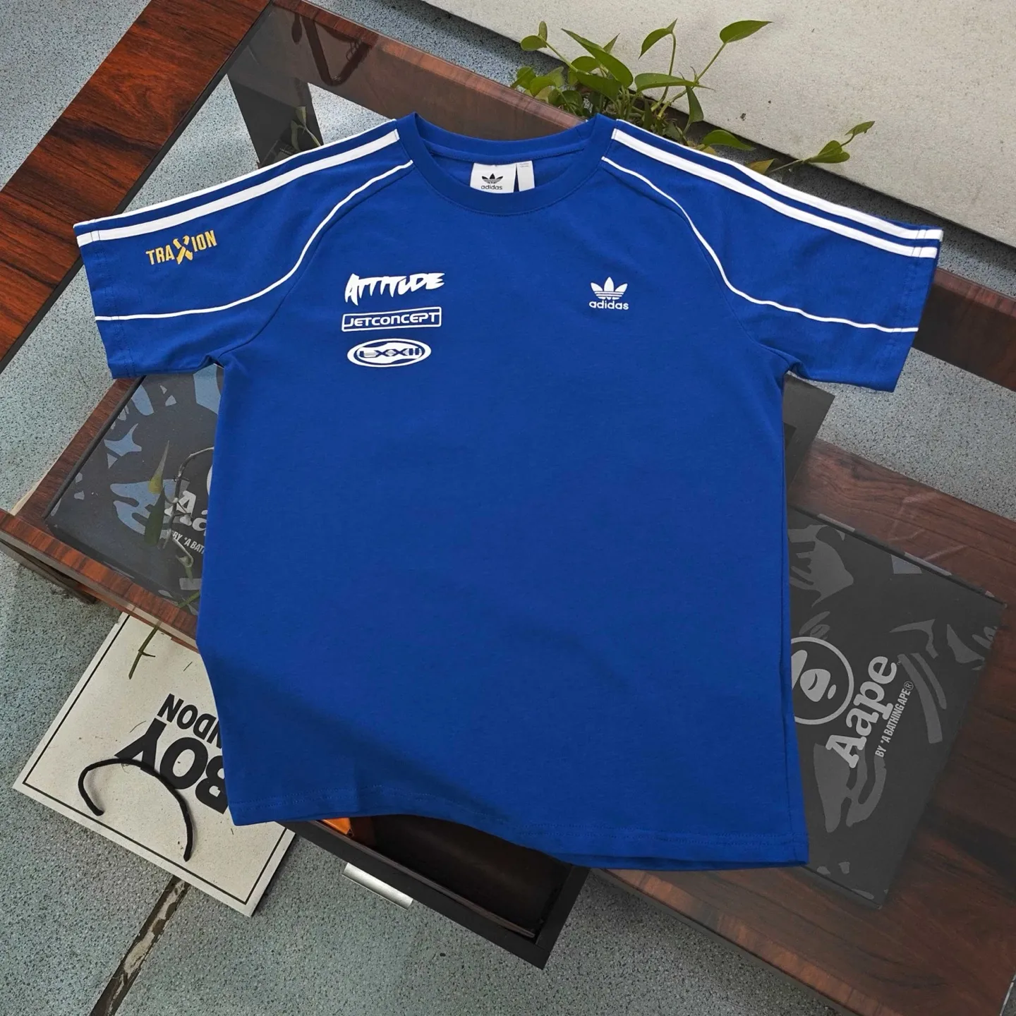 2026New Arrival Adidas clover motorcycle style logo print casual couple short-sleeved T-shirt unlocks the possibility of dual wear for sports and daily life! Simple and elegant without being ostentatious. Made of high-quality cotton, it is soft and skin-friendly, has no sense of restraint in daily wear, and can stay refreshing and breathable during exercise. The neat silhouette fits your body shape without being sloppy or bulky. It can be worn with ease whether paired with sweatpants for an energetic sports look or casual pants for a daily commuting look. Classic Adidas Quality blessing, washable and durable, it is a cost-effective choice for daily wear. Style number: A 223# Color: Black White Blue Size: S-XXL Length Bust Sleeve and shoulder length Recommended weight S 66 100 34 100-120 catties M 68 104 35 120-140 catties L 70 108 36 140-160 Jin XL 72 112 37 160-180 Jin XXL 74 116 38 180-200 Jin